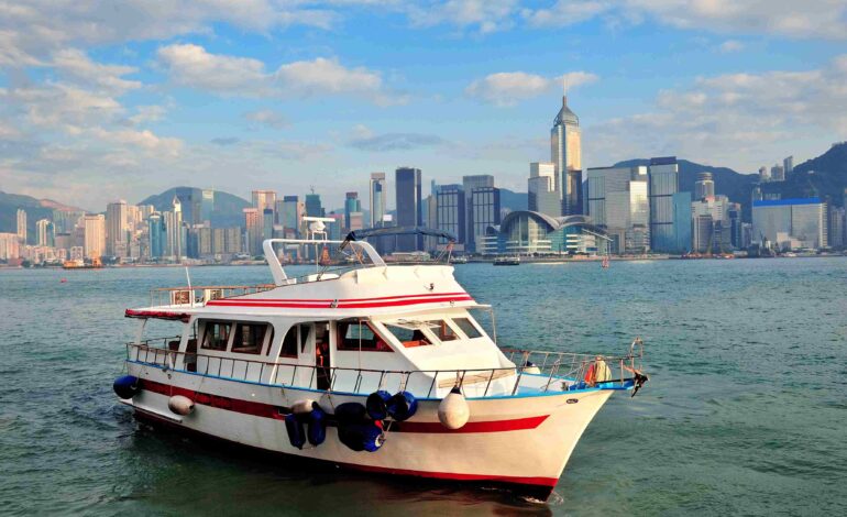 ENJOY YOUR STAY IN DUBAI AND GO CRUISE BOATING!